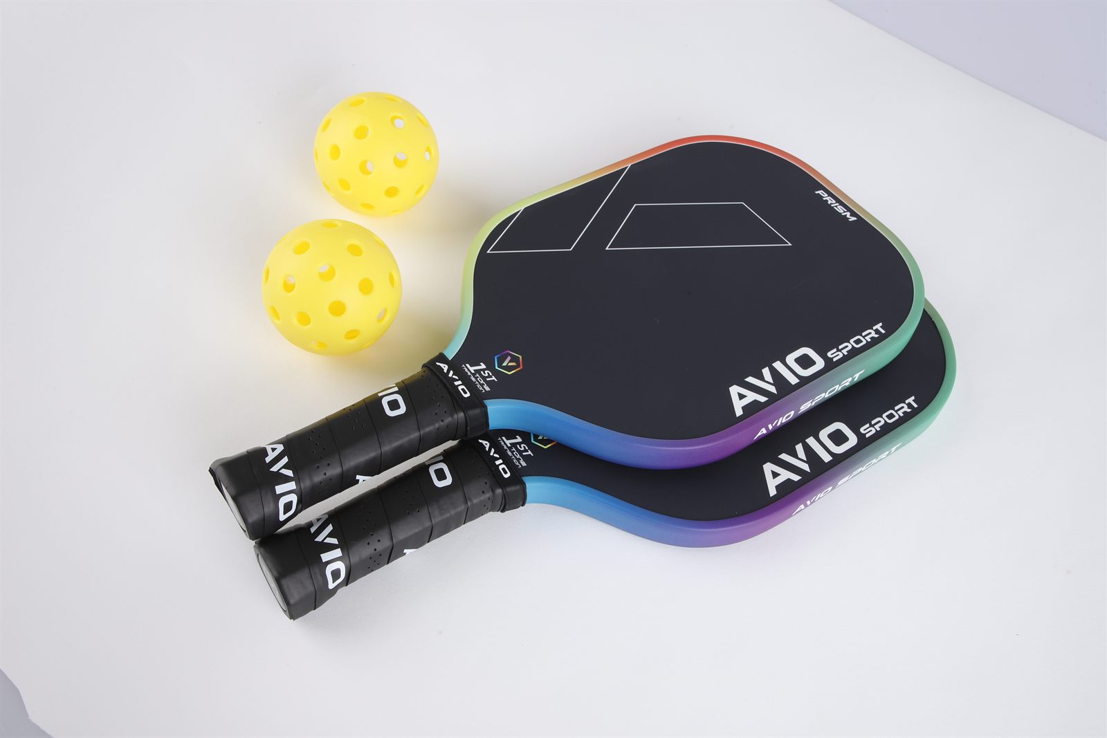 스튜디오에 놓인 AVIO PRISM 패들과 피클볼